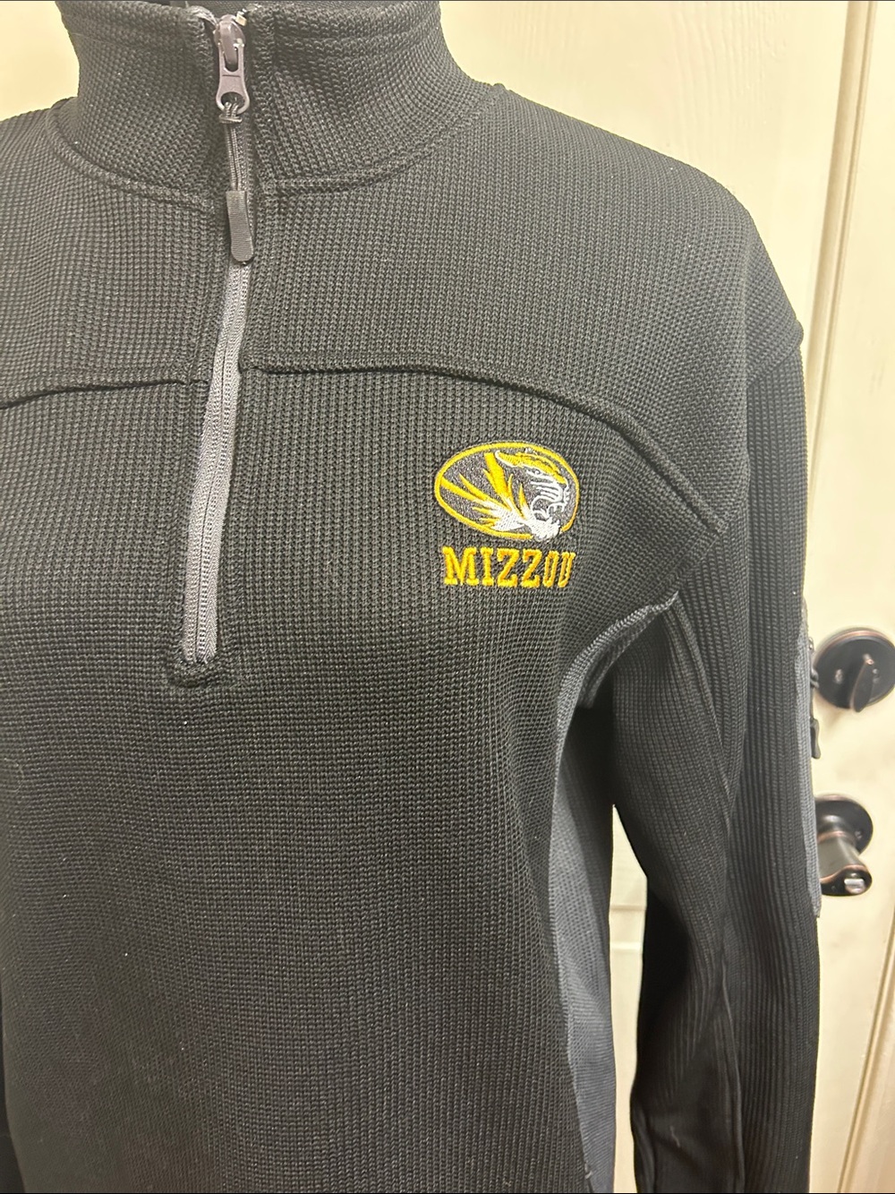 COLOSSEUM MISSOURI BLACK ADVANTAGE LONG SLEEVE QTR ZIP PULLOVER, Medium, EUC - Picture 9 of 10